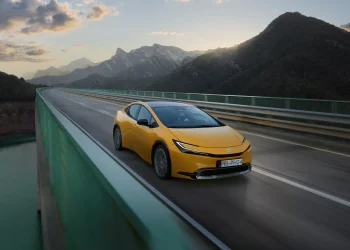 Carros plug-in híbridos: quando fazem mesmo sentido e quando são só um mau compromisso