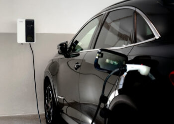 Carregar carro elétrico em prédio antigo: quanto custa mesmo e como evitar orçamentos absurdos